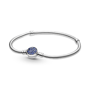 Brazalete cadena de serpiente Pandora Moments con broche de disco azul resplandeciente