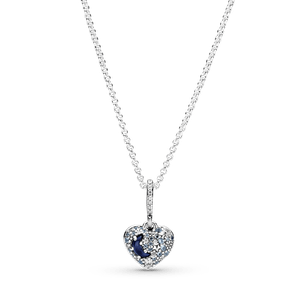 Collar de corazón con estrellas y luna azul brillante