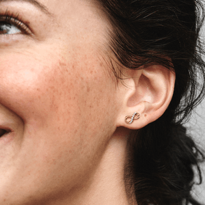 Aretes de Botón Infinito Brillante