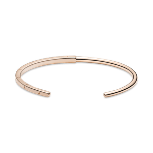 Brazalete Rígido I-D Pandora Signature en Recubrimiento en Oro Rosa de 14k