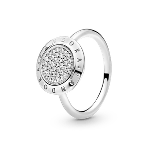Anillo con pavé y logotipo Pandora